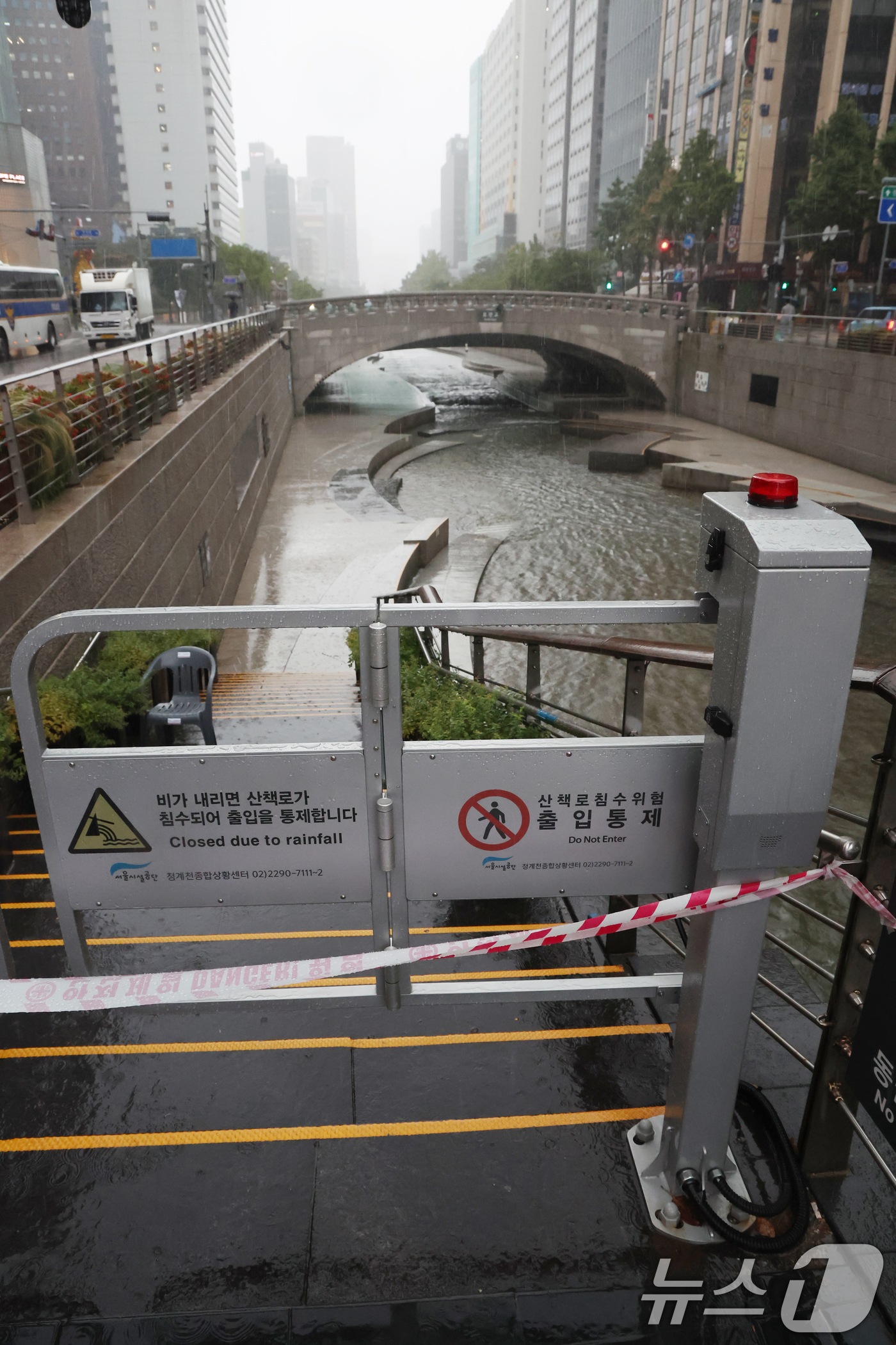 (서울=뉴스1) 민경석 기자 = 서울 지역에 호우주의보가 발령된 13일 서울 중구 청계천 출입이 통제되고 있다. 2025.8.13/뉴스1