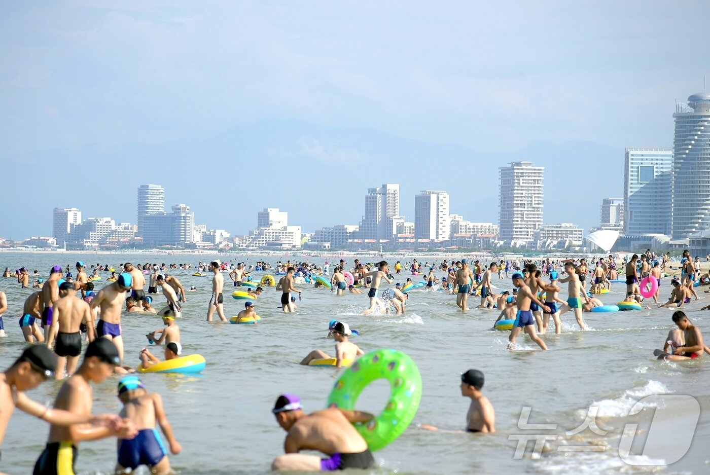 본문 이미지 - (평양 노동신문=뉴스1) = 지난 여름 북한 노동당 기관지 노동신문이 공개한 원산갈마해안관광지구의 모습. 많은 북한 주민들로 북적이는 모습을 과시했다. [국내에서만 사용가능. 재배포 금지. DB 금지. For Use Only in the Republic of Korea. Redistribution Prohibited] rodongphoto@news1.kr