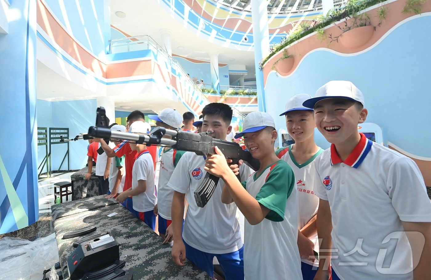 (평양 노동신문=뉴스1) = 북한 노동당 기관지 노동신문은 13일 "만경대혁명학원과 칠골혁명학원 원아들이 지난 9일 원산갈마해안관광지구를 방문해 즐거운 나날을 보냈다"고 보도했다. …