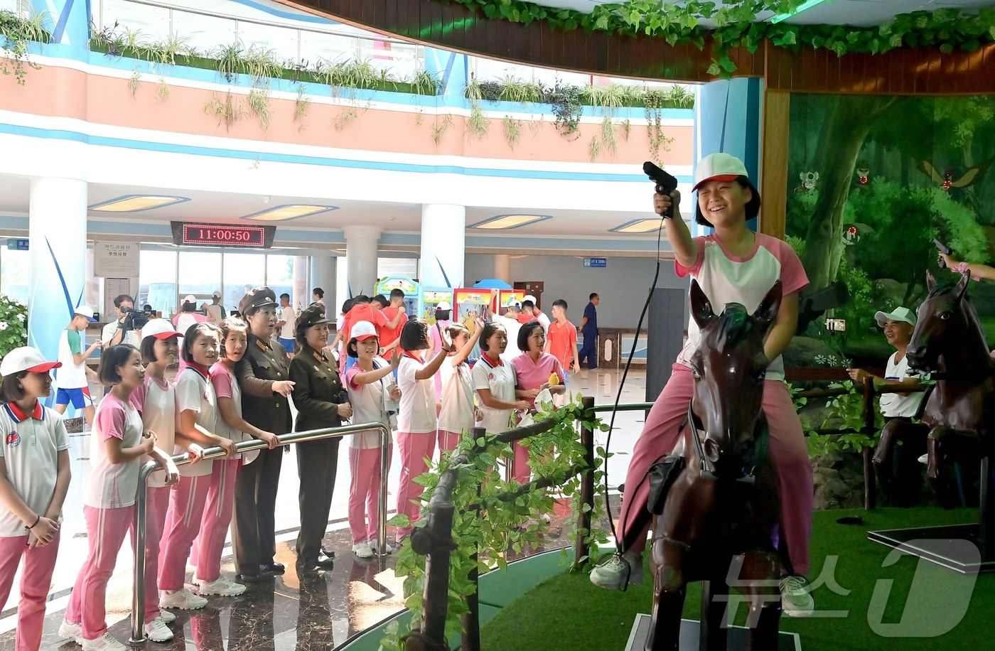 (평양 노동신문=뉴스1) = 북한 노동당 기관지 노동신문은 13일 "만경대혁명학원과 칠골혁명학원 원아들이 지난 9일 원산갈마해안관광지구를 방문해 즐거운 나날을 보냈다"고 보도했다. …