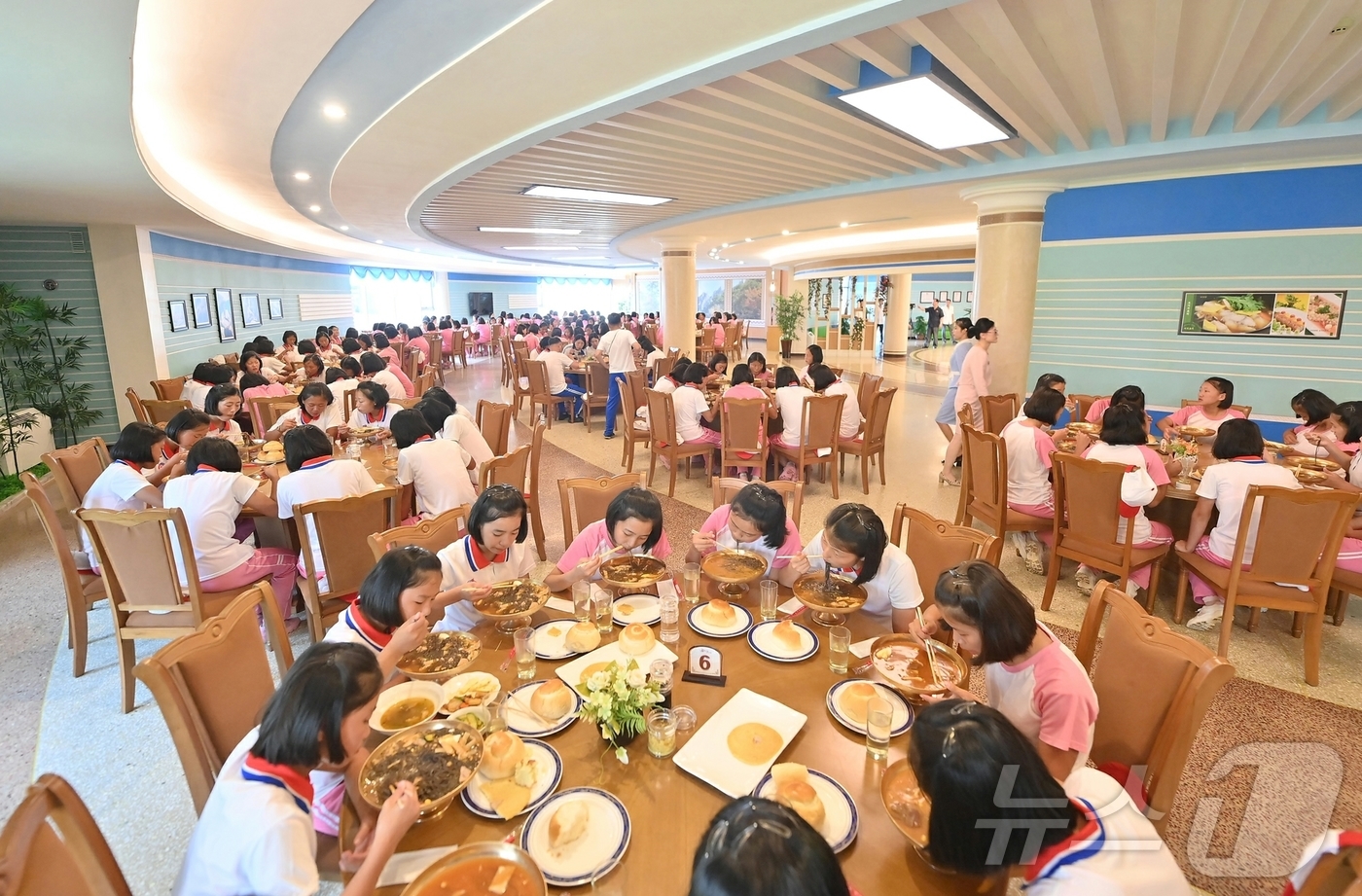 (평양 노동신문=뉴스1) = 북한 노동당 기관지 노동신문은 13일 "만경대혁명학원과 칠골혁명학원 원아들이 지난 9일 원산갈마해안관광지구를 방문해 즐거운 나날을 보냈다"고 보도했다. …