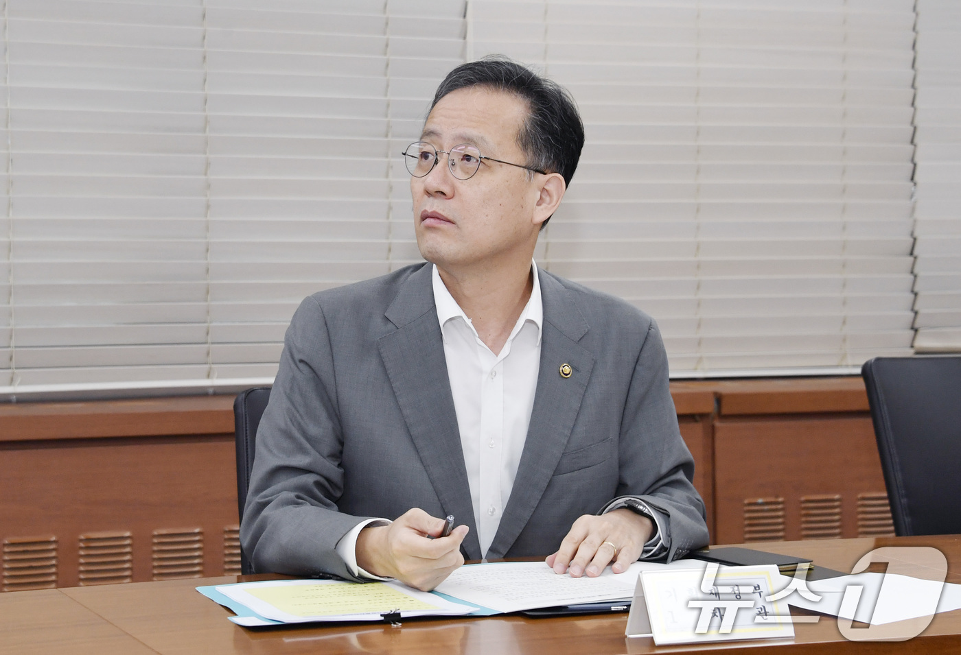 (서울=뉴스1) = 이형일 기획재정부 차관이 13일 서울 종로구 정부서울청사에서 열린 '제53차 물가관계차관회의'를 주재하고 있다. (기획재정부 제공. 재판매 및 DB 금지) 20 …