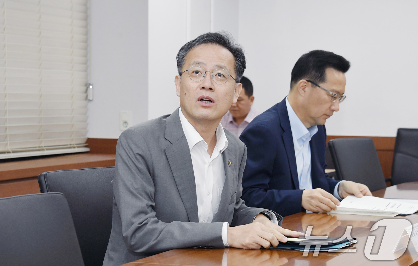 (서울=뉴스1) = 이형일 기획재정부 차관이 13일 서울 종로구 정부서울청사에서 열린 '제53차 물가관계차관회의'를 주재하고 있다. (기획재정부 제공. 재판매 및 DB 금지) 20 …