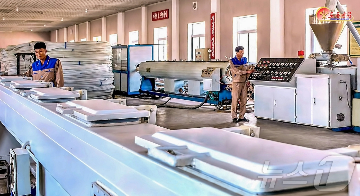 (평양 노동신문=뉴스1) = 북한 노동당 기관지 노동신문은 13일 강계건재공장이 지방건설에 필요한 건재품생산에 박차를 가하고 있다고 보도했다. [국내에서만 사용가능. 재배포 금지. …