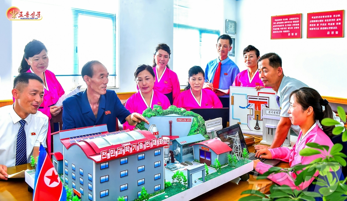 (평양 노동신문=뉴스1) = 북한 노동당 기관지 노동신문은 13일 청진시 포항구역 포항고급중학교에서 교수내용과 방법을 혁신하기 위한 협의회를 실속있게 진행하고 있다고 보도했다. [ …