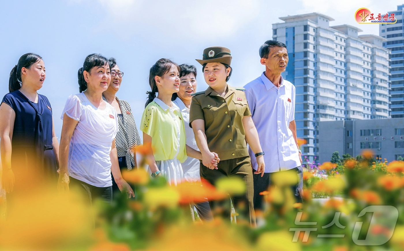 (평양 노동신문=뉴스1) = 북한 노동당 기관지 노동신문은 13일 평천구역안전부 육교분주소의 안전원을 조명하며 '인민대중제일주의' 정책의 중요성을 강조했다. [국내에서만 사용가능. …