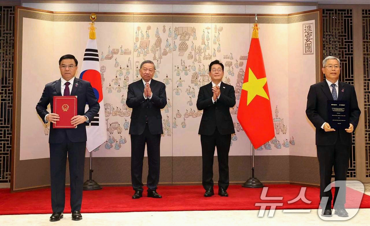 (서울=뉴스1) = 한국전력과 베트남 국가에너지산업공사(PVN)는 또 럼 베트남 공산당 서기장의 국빈 방한 첫날인 지난 11일 용산 대통령실에서 양국 정상 임석하에 '원전분야 인력 …