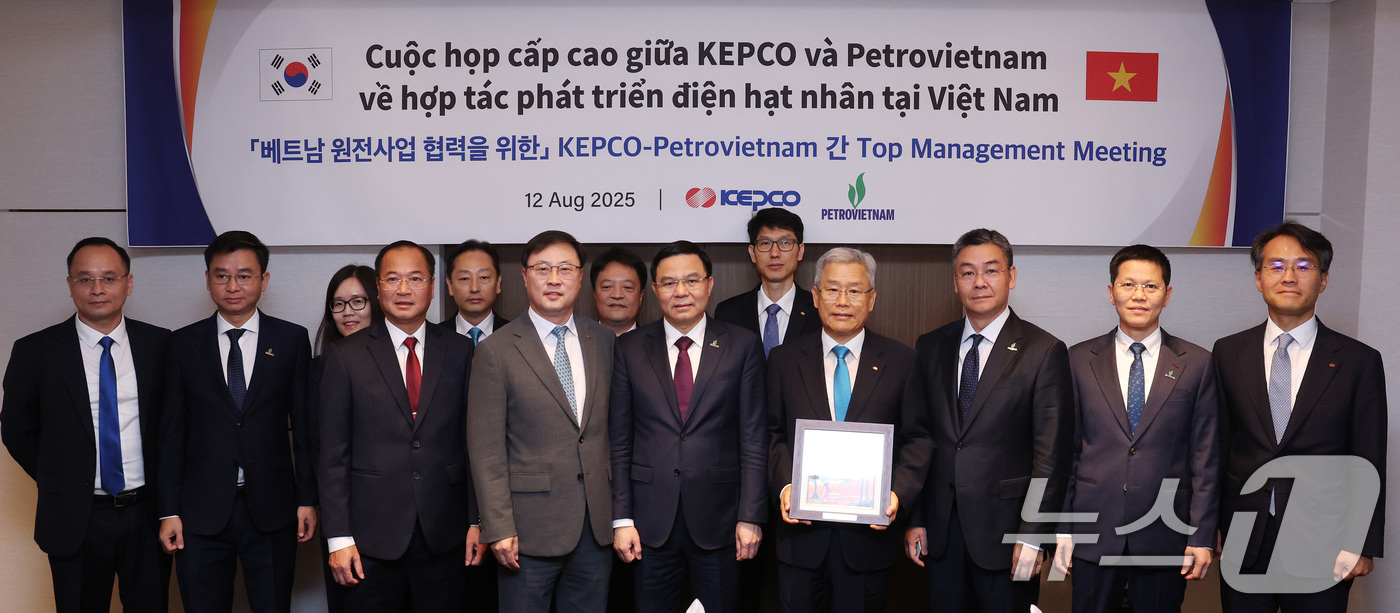 (서울=뉴스1) = 한국전력과 베트남 국가에너지산업공사(PVN)는 또 럼 베트남 공산당 서기장의 국빈 방한 첫날인 지난 11일 용산 대통령실에서 양국 정상 임석하에 '원전분야 인력 …
