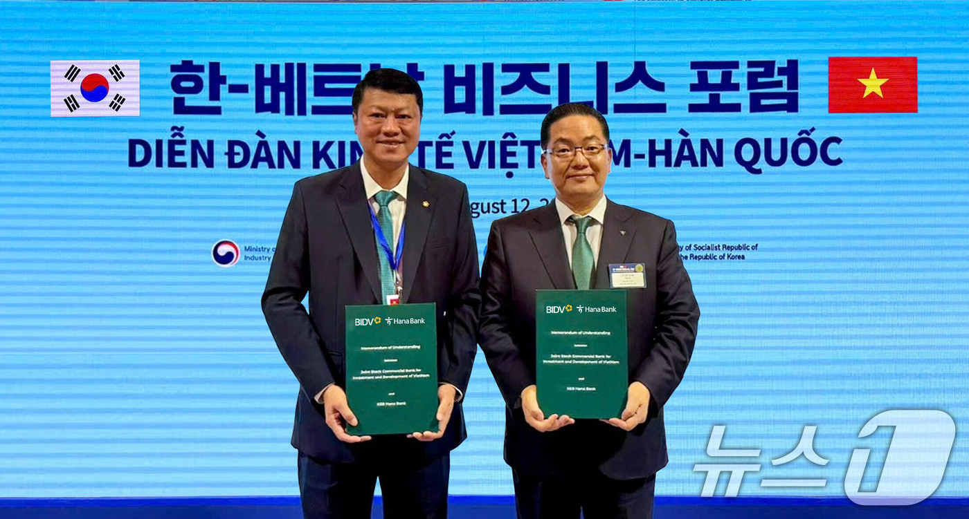 (서울=뉴스1) = 하나은행은 지난 12일 서울 중구 롯데호텔에서 열린 '한국-베트남 비즈니스 포럼'에서 베트남투자개발은행과 국가 간 QR결제 서비스 활성화를 위한 업무협약을 체결 …