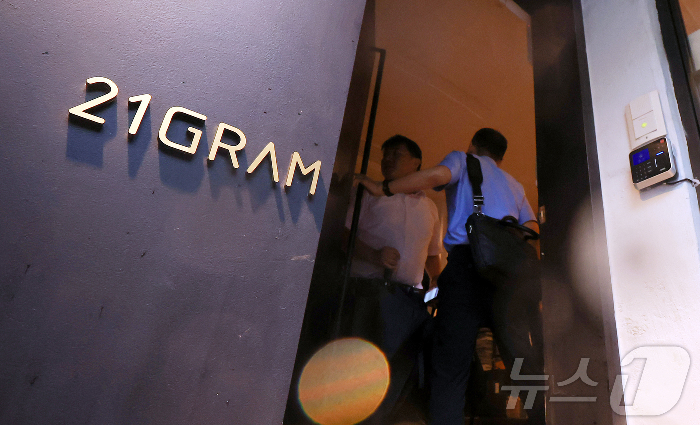 (서울=뉴스1) 김진환 기자 = 김건희 여사의 각종 의혹을 수사하는 민중기 특별검사팀 관계자들이 13일 오전 서울 성동구에 위치한 인테리어 업체 21그램 사무실로 들어가고 있다. …