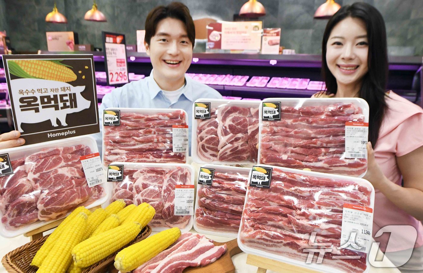 (서울=뉴스1) = 홈플러스는 오는 14일부터 미국 중서부 콘벨트 지역의 옥수수를 주 사료로 키운 프리미엄 돼지고기 옥수수 먹고 자란 돼지 '옥먹돼'를 출시한다고 13일 밝혔다.모 …