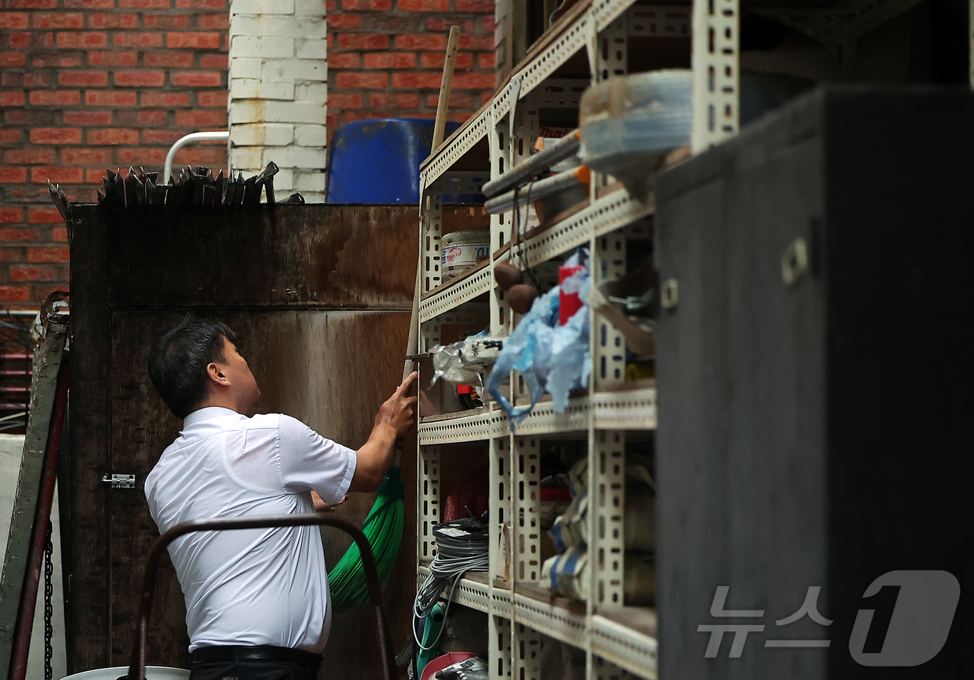(서울=뉴스1) 김진환 기자 = 김건희 여사의 각종 의혹을 수사하는 민중기 특별검사팀 관계자가 13일 오전 서울 성동구에 위치한 인테리어 업체 21그램 사무실 창문을 빗자루로 두들 …