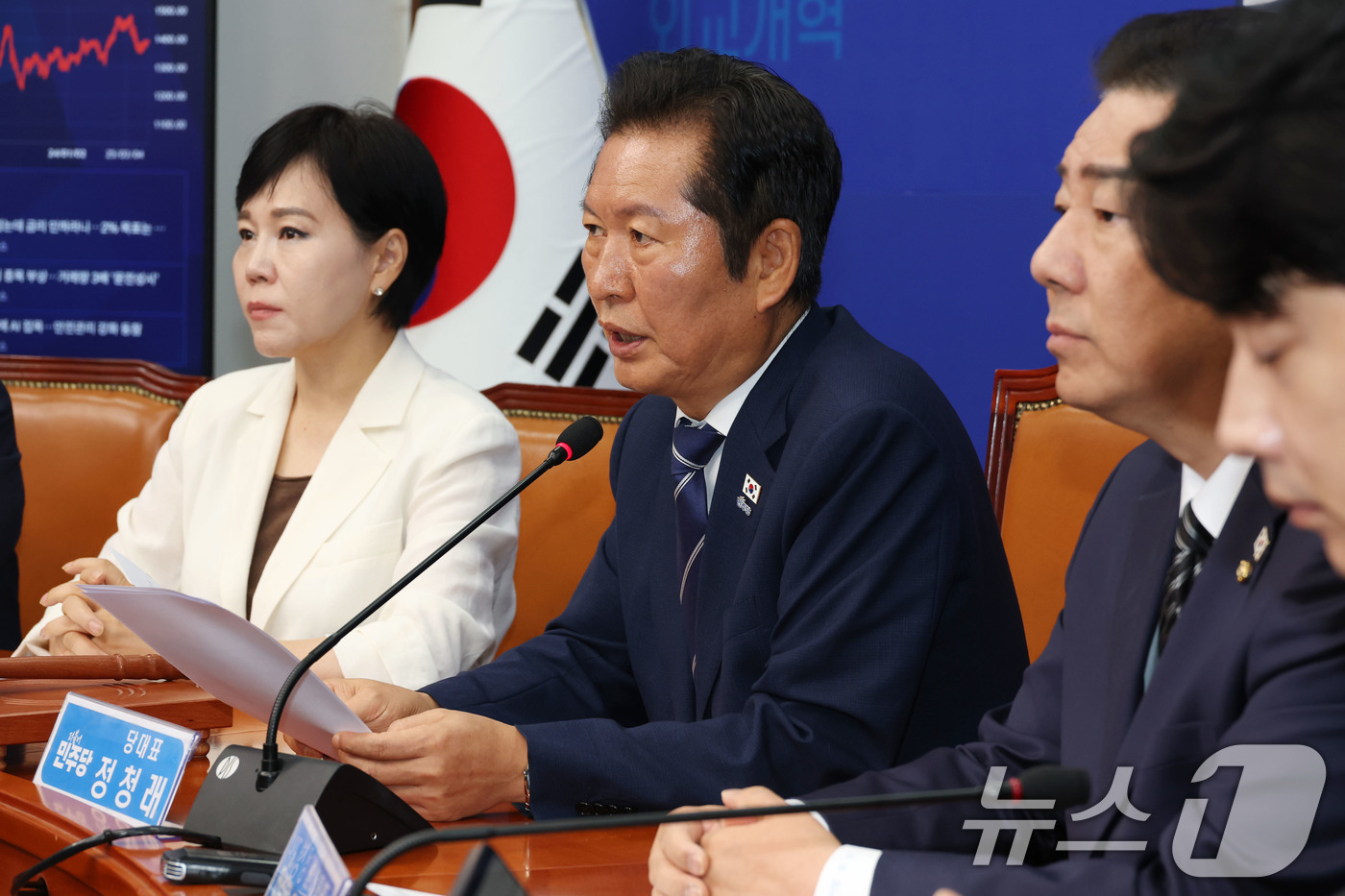 (서울=뉴스1) 이광호 기자 = 정청래 더불어민주당 대표가 13일 오전 서울 여의도 국회에서 열린 최고위원회의에서 발언하고 있다.  2025.8.13/뉴스1