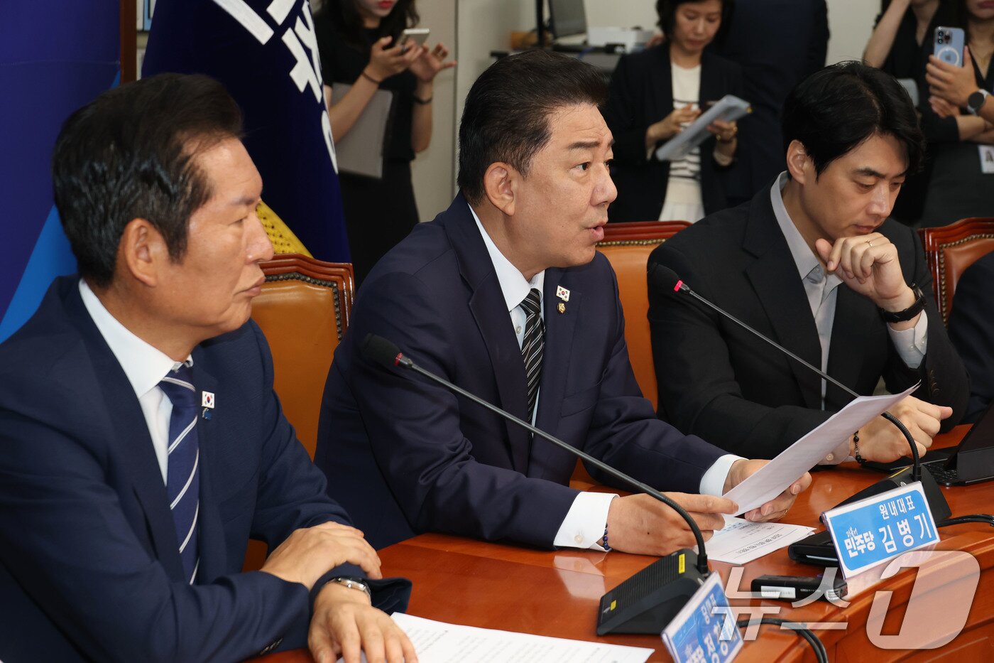 본문 이미지 - 김병기 더불어민주당 원내대표가 13일 오전 서울 여의도 국회에서 열린 최고위원회의에서 발언하고 있다. 2025.8.13/뉴스1 ⓒ News1 이광호 기자