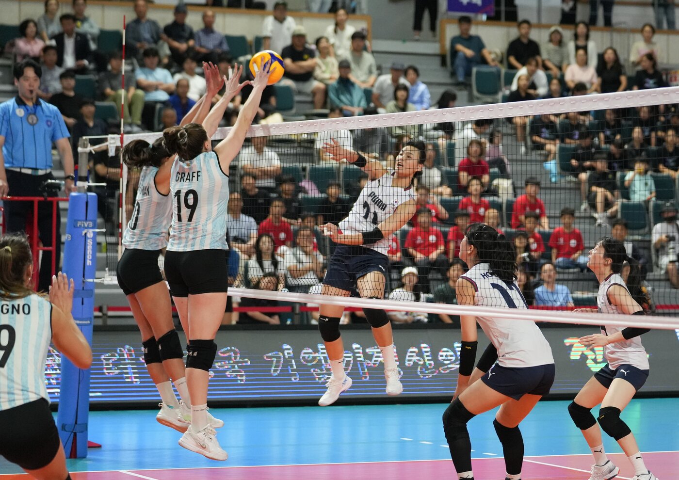 본문 이미지 - 아르헨티나를 상대로 공격하는 문지윤&#40;가운데&#41;&#40;대한배구협회 제공&#41; 