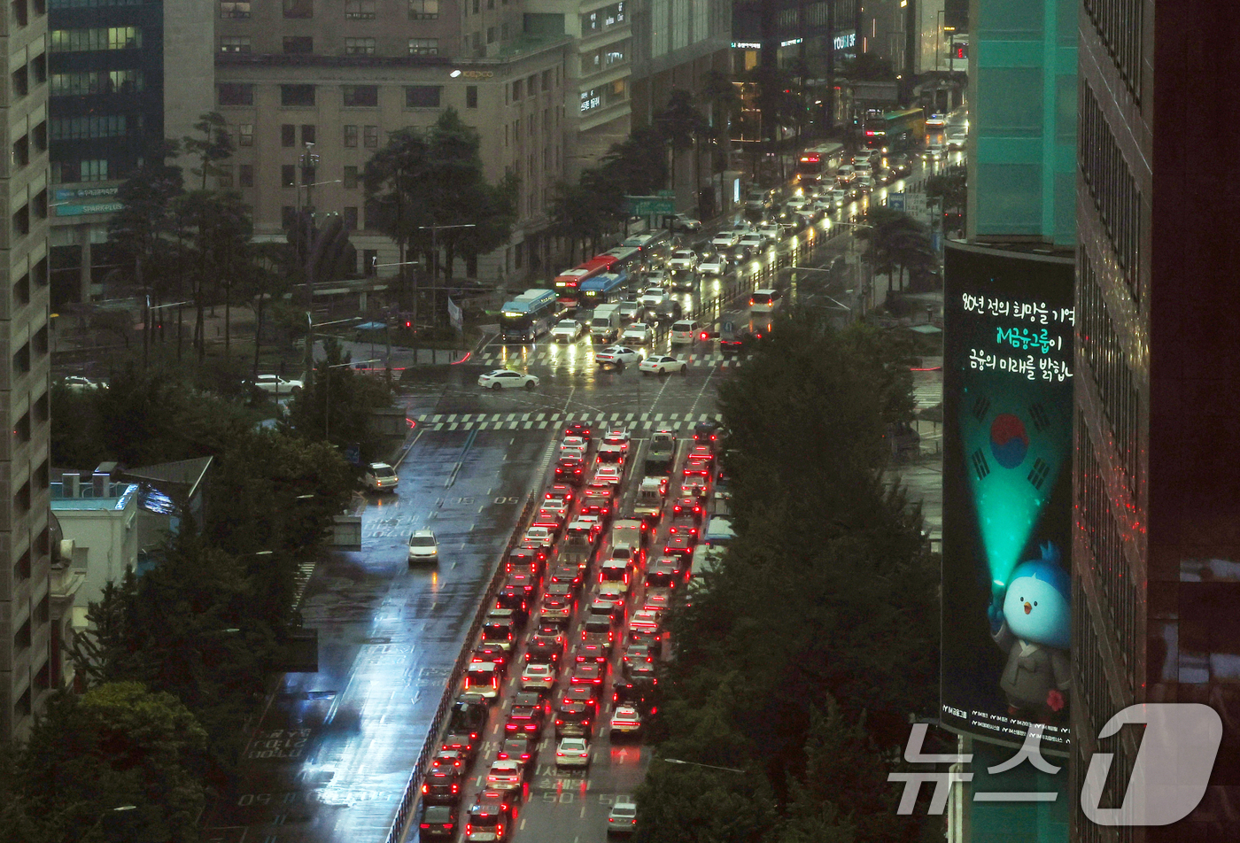 (서울=뉴스1) 박세연 기자 = 서울과 수도권에 호우주의보가 발령된 13일 서울 중구 남대문로에 차량들이 전조등을 키고 운행하고 있다.  2025.8.13/뉴스1