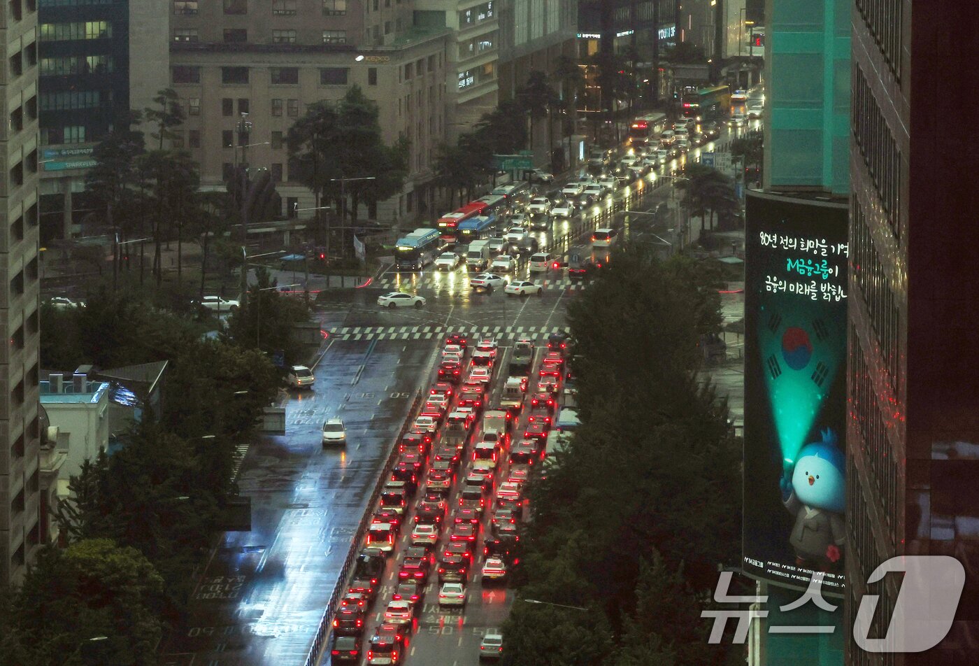 본문 이미지 - 서울과 수도권에 호우주의보가 발령된 13일 서울 중구 남대문로에 차량들이 전조등을 키고 운행하고 있다. 2025.8.13/뉴스1 ⓒ News1 박세연 기자