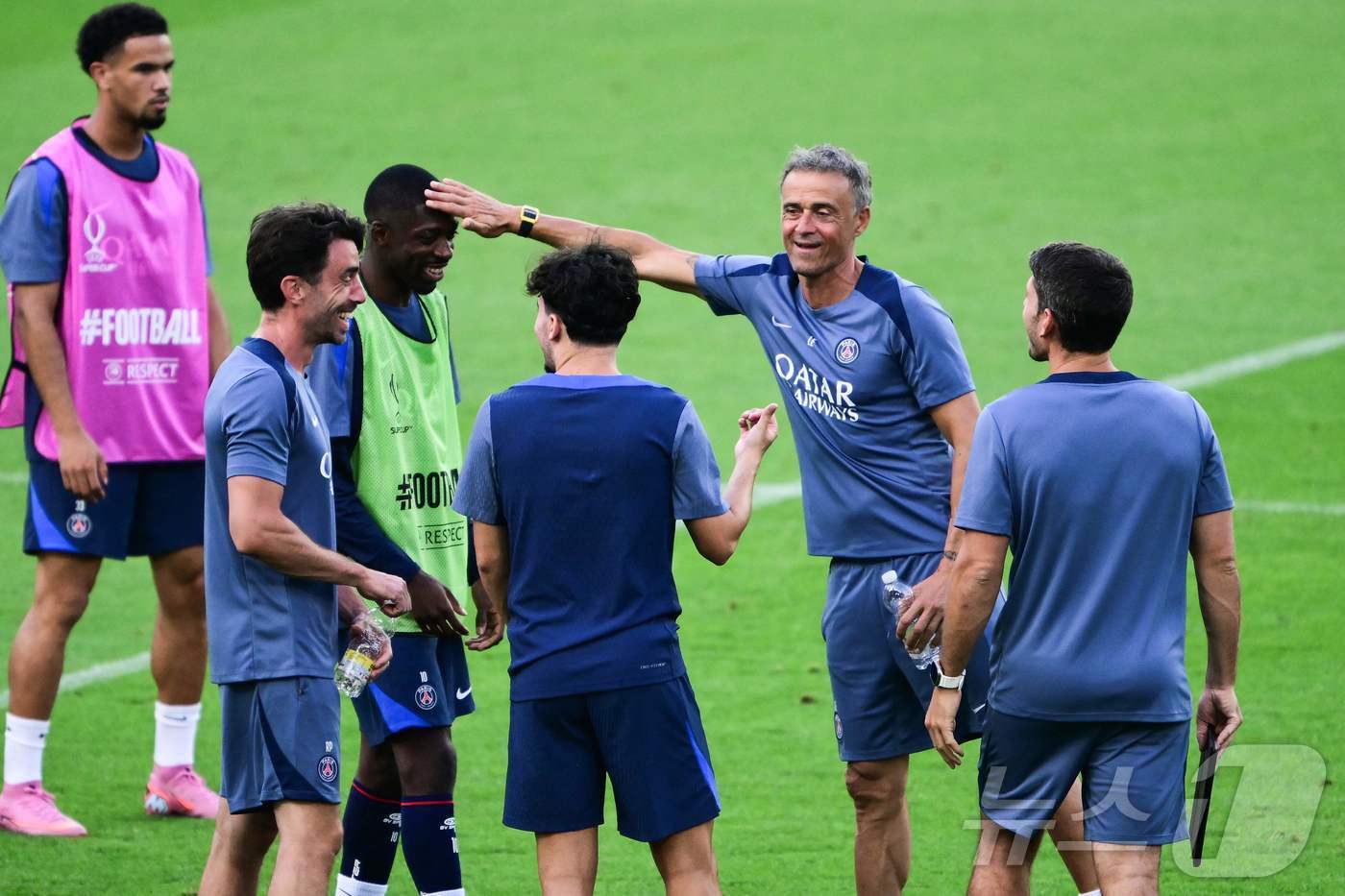 본문 이미지 - 밝은 분위기에서 UEFA 슈퍼컵을 준비하는 PSG. ⓒ AFP=뉴스1