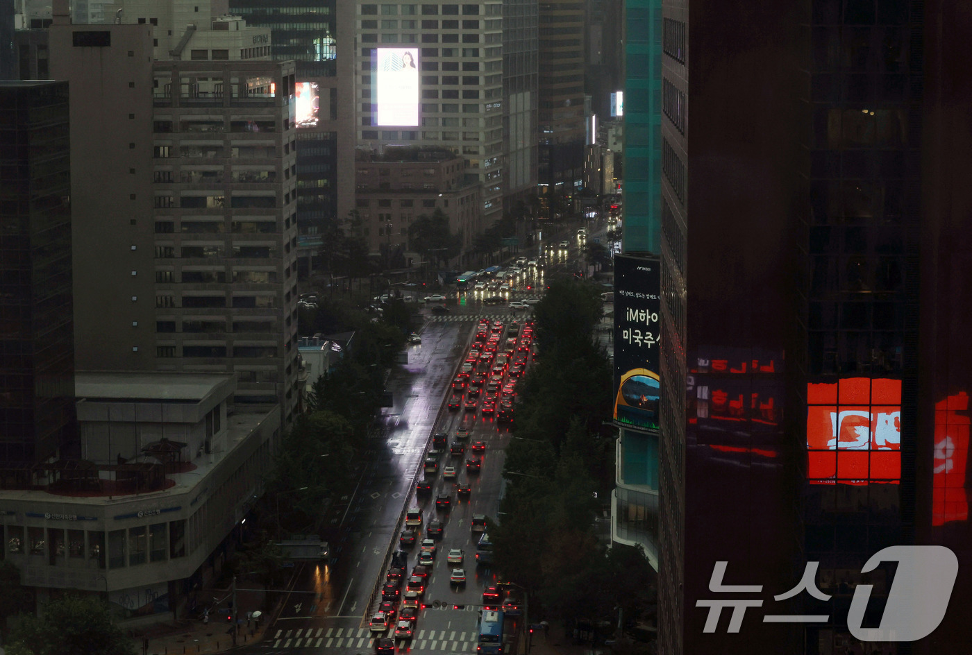 (서울=뉴스1) 박세연 기자 = 서울과 수도권에 호우주의보가 발령된 13일 서울 중구 남대문로에 차량들이 전조등을 키고 운행하고 있다.  2025.8.13/뉴스1