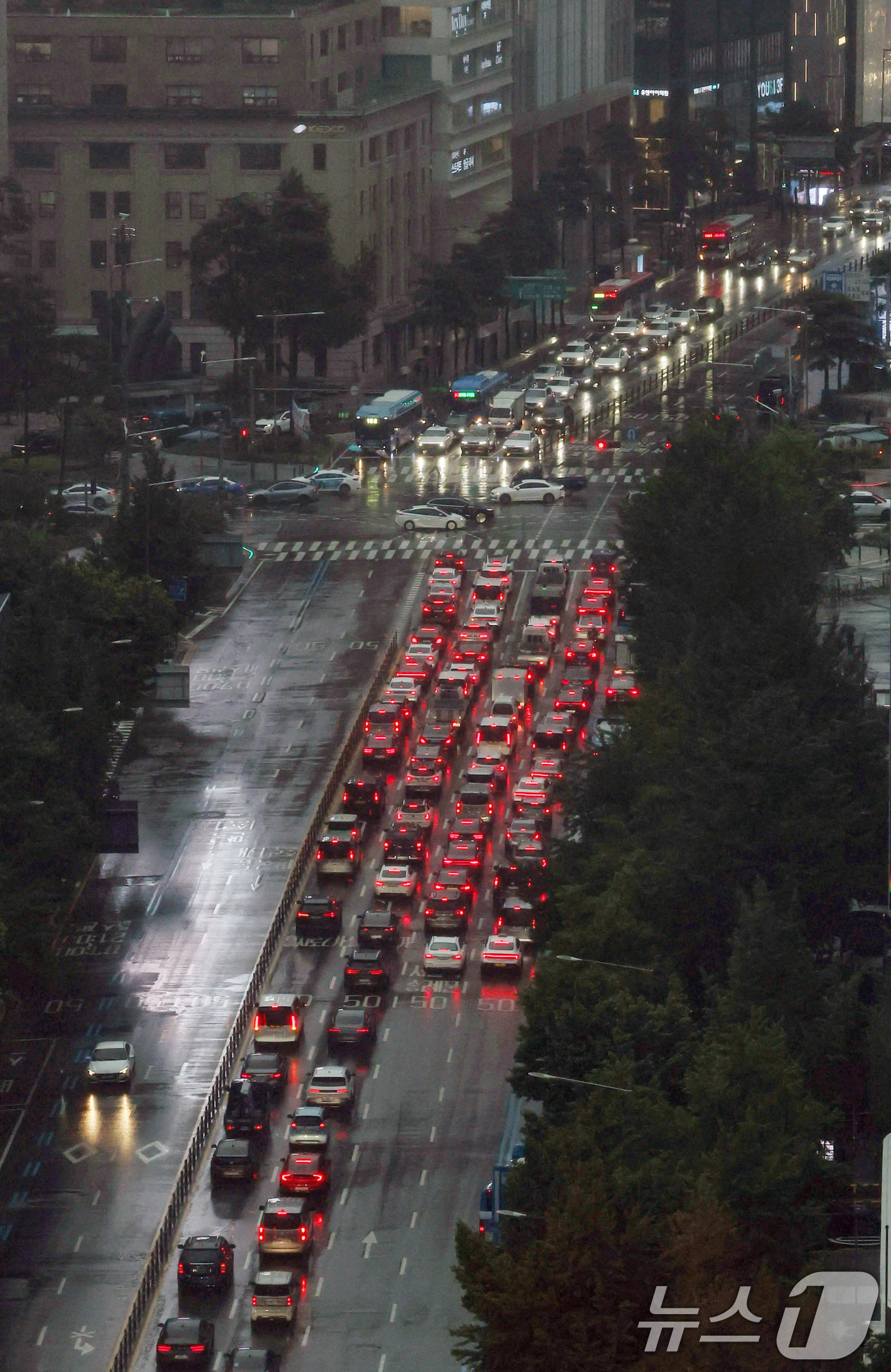 (서울=뉴스1) 박세연 기자 = 서울과 수도권에 호우주의보가 발령된 13일 서울 중구 남대문로에 차량들이 전조등을 키고 운행하고 있다.  2025.8.13/뉴스1