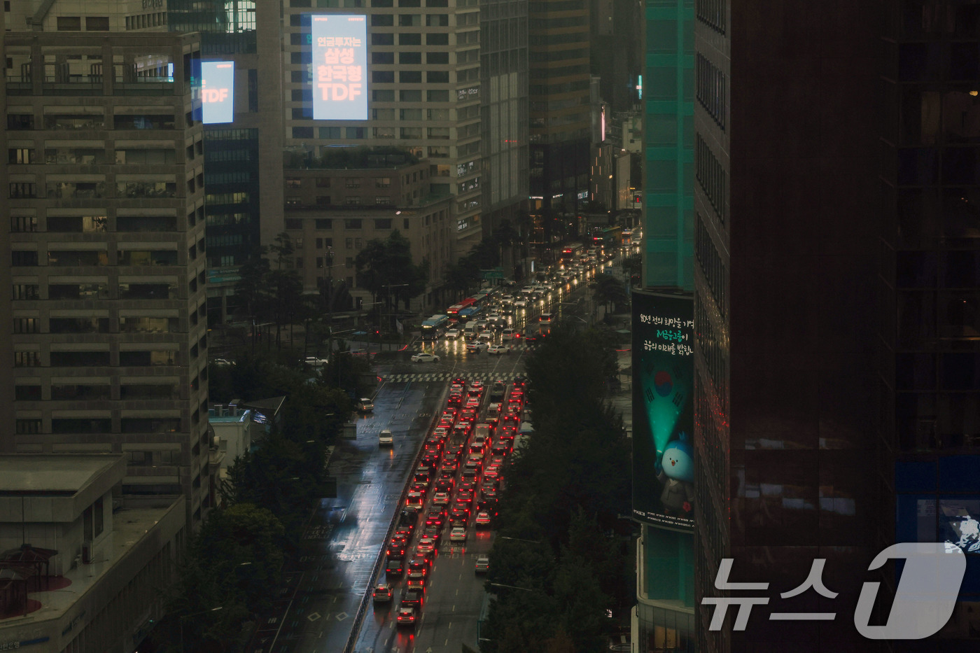 (서울=뉴스1) 박세연 기자 = 서울과 수도권에 호우주의보가 발령된 13일 서울 중구 남대문로에 차량들이 전조등을 키고 운행하고 있다.  2025.8.13/뉴스1