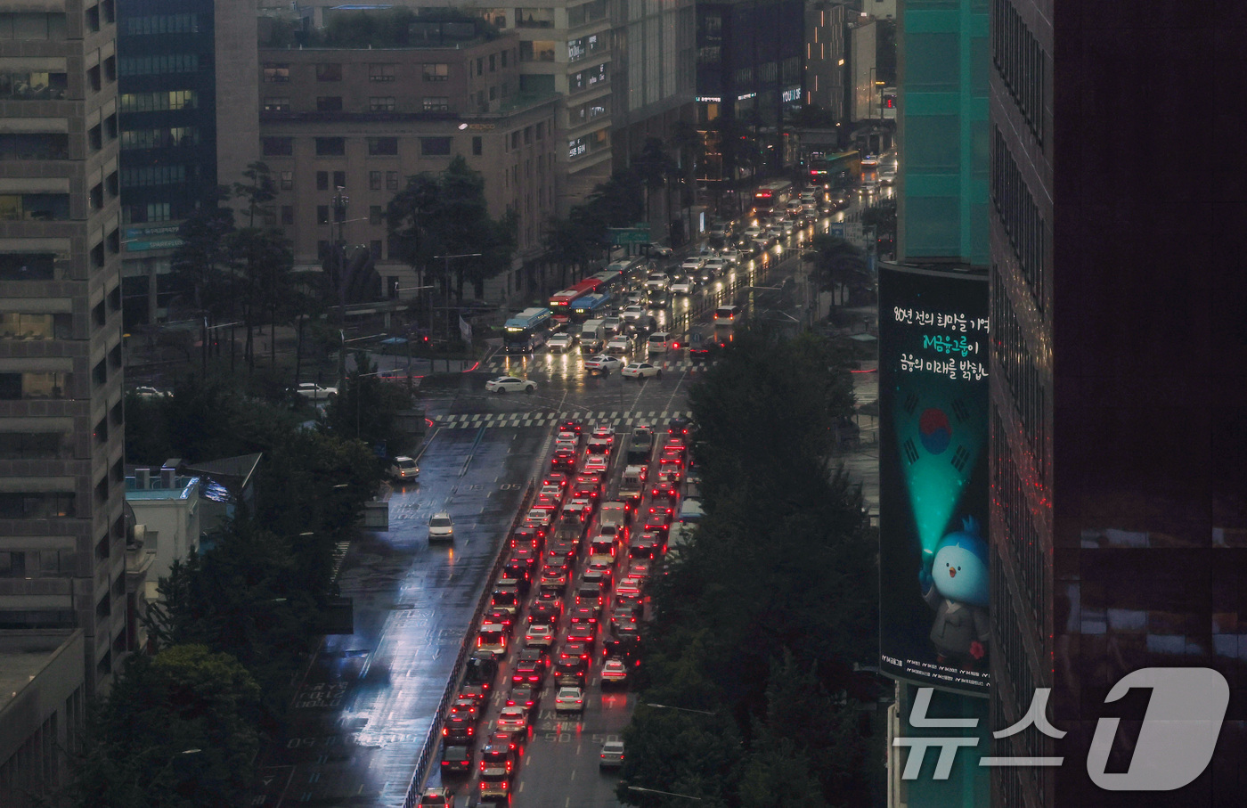 (서울=뉴스1) 박세연 기자 = 서울과 수도권에 호우주의보가 발령된 13일 서울 중구 남대문로에 차량들이 전조등을 키고 운행하고 있다.  2025.8.13/뉴스1