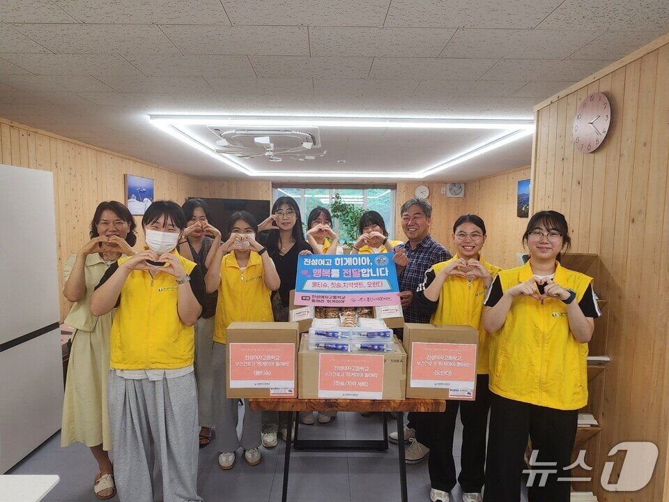 본문 이미지 - &#39;히게이아&#39; 동아리 학생들이 문수종합사회복지관을 찾아 후원물품을 전달한 뒤 기념사진을 찍고 있다. &#40;전남도교육청 제공, 재판매 및 DB 금지&#41;/뉴스1 