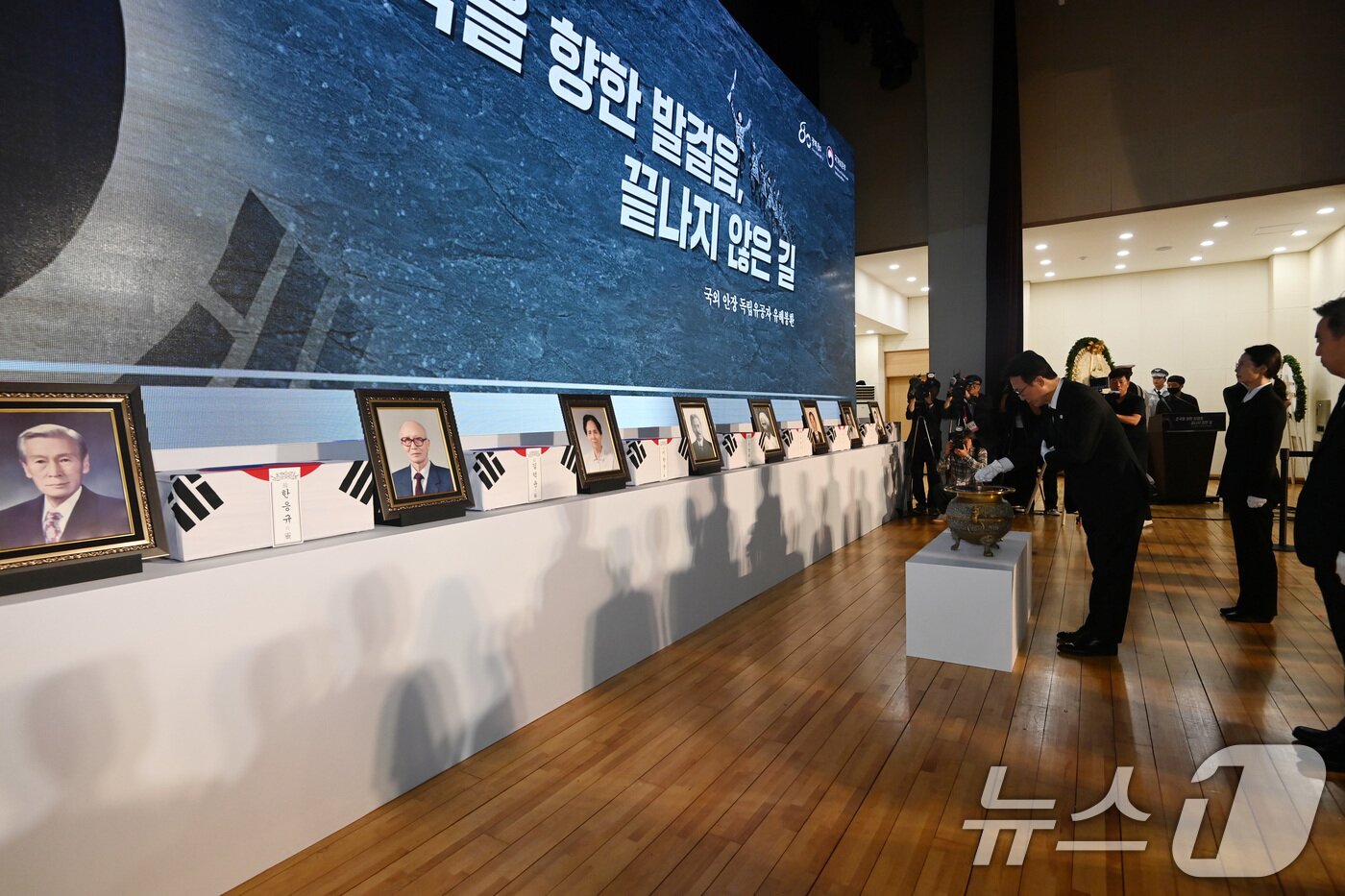 본문 이미지 - 김민석 국무총리가 13일 오전 서울 동작구 현충원 현충관에서 거행된 광복 80년 만에 고국으로 돌아온 미국과 브라질, 캐나다 안장 독립유공자 6명에 대한 유해 봉환식에서 건국훈장을 헌정하고 있다. 이번에 고국으로 돌아오는 유공자는 문양목&#40;1995년 독립장&#41;·김덕윤&#40;1990년 애국장&#41;·김기주&#40;1990년 애족장&#41;·한응규&#40;1990년 애족장&#41;·임창모&#40;2019년 애족장&#41;·김재은&#40;2002년 애족장&#41; 지사다. 2025.8.13/뉴스1 ⓒ News1 청사사진기자단