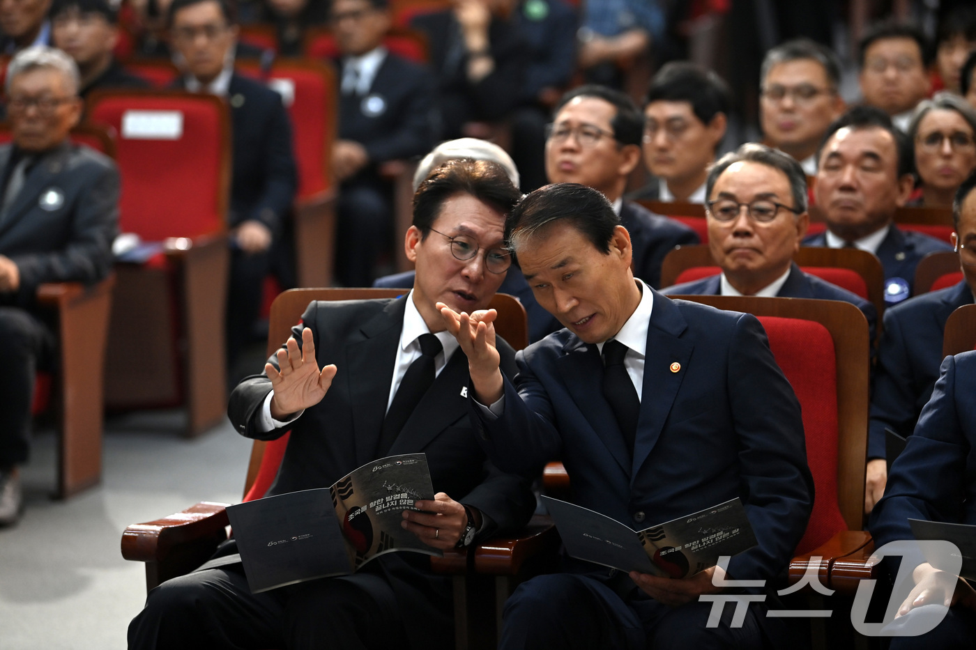 (서울=뉴스1) 청사사진기자단 = 김민석 국무총리가 13일 오전 서울 동작구 현충원 현충관에서 거행된 광복 80년 만에 고국으로 돌아온 미국과 브라질, 캐나다 안장 독립유공자 6명 …