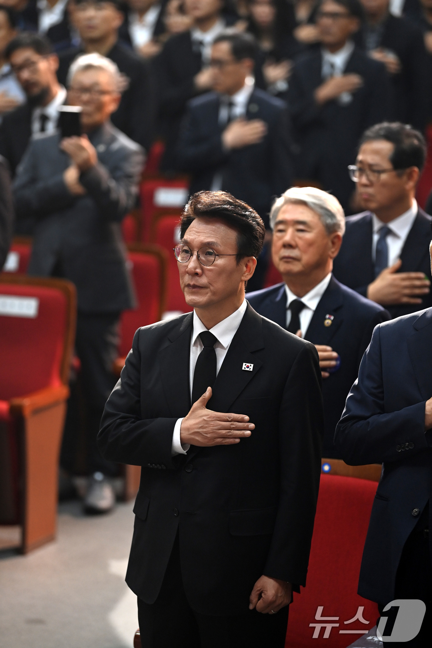 (서울=뉴스1) 청사사진기자단 = 김민석 국무총리가 13일 오전 서울 동작구 현충원 현충관에서 거행된 광복 80년 만에 고국으로 돌아온 미국과 브라질, 캐나다 안장 독립유공자 6명 …