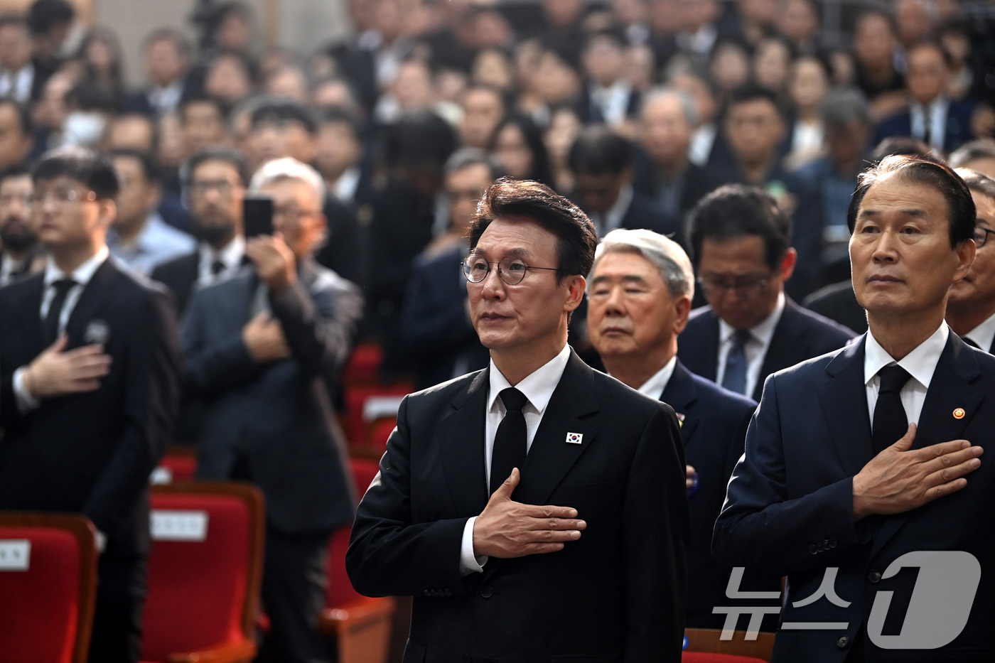 (서울=뉴스1) 청사사진기자단 = 김민석 국무총리가 13일 오전 서울 동작구 현충원 현충관에서 거행된 광복 80년 만에 고국으로 돌아온 미국과 브라질, 캐나다 안장 독립유공자 6명 …