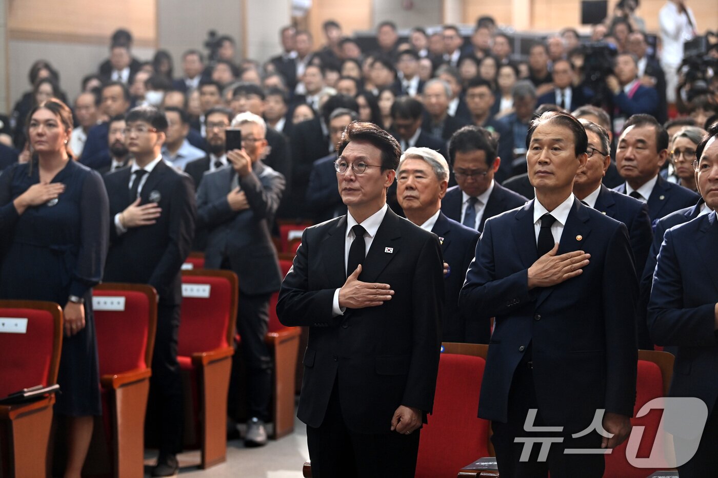 본문 이미지 - 김민석 국무총리가 13일 오전 서울 동작구 현충원 현충관에서 거행된 광복 80년 만에 고국으로 돌아온 미국과 브라질, 캐나다 안장 독립유공자 6명에 대한 유해 봉환식에서 국민의례를 하고 있다.  2025.8.13/뉴스1 ⓒ News1 청사사진기자단