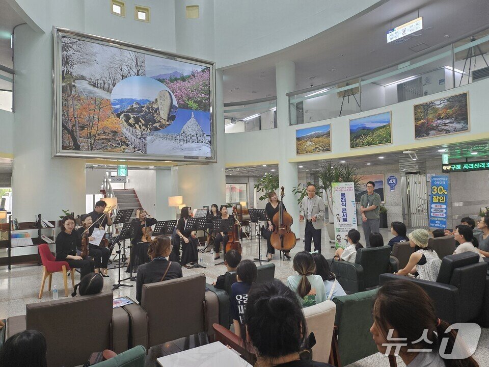 본문 이미지 - 섬지뜰 오케스트라 작은음악회 장면 &#40;전남도교육청 제공, 재판매 및 DB 금지&#41;/뉴스1 