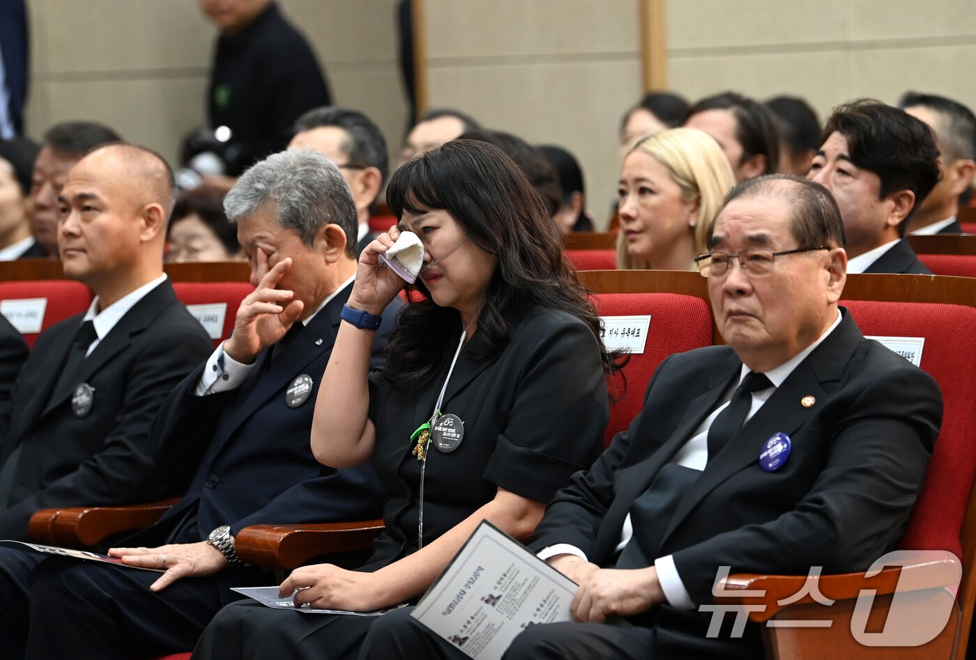 본문 이미지 - 13일 오전 서울 동작구 현충원 현충관에서 거행된 광복 80년 만에 고국으로 돌아온 미국과 브라질, 캐나다 안장 독립유공자 6명에 대한 유해 봉환식에서 유가족들이 눈물을 흘리고 있다. 2025.8.13/뉴스1 ⓒ News1 청사사진기자단