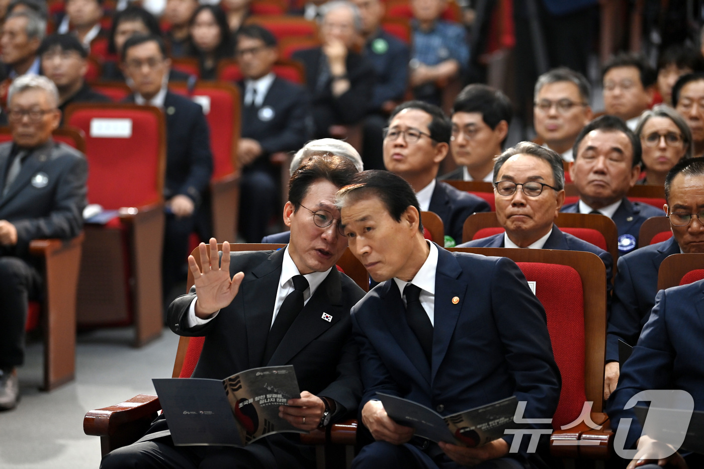 (서울=뉴스1) 청사사진기자단 = 김민석 국무총리가 13일 오전 서울 동작구 현충원 현충관에서 거행된 광복 80년 만에 고국으로 돌아온 미국과 브라질, 캐나다 안장 독립유공자 6명 …