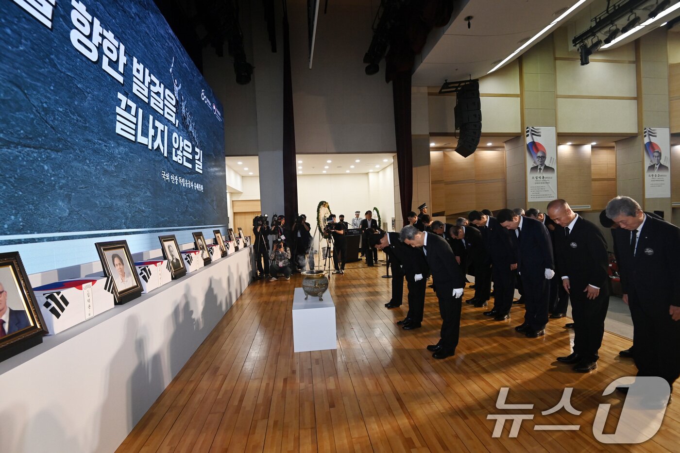 본문 이미지 - 김민석 국무총리가 13일 오전 서울 동작구 현충원 현충관에서 거행된 광복 80년 만에 고국으로 돌아온 미국과 브라질, 캐나다 안장 독립유공자 6명에 대한 유해 봉환식에서 건국훈장을 헌정하고 있다.  2025.8.13/뉴스1 ⓒ News1 청사사진기자단