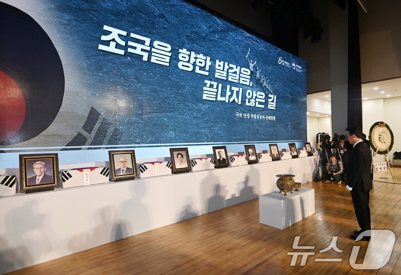 본문 이미지 - 김민석 국무총리가 13일 오전 서울 동작구 현충원 현충관에서 거행된 광복 80년 만에 고국으로 돌아온 미국과 브라질, 캐나다 안장 독립유공자 6명에 대한 유해 봉환식에서 건국훈장을 헌정하고 있다.  2025.8.13/뉴스1 ⓒ News1 청사사진기자단