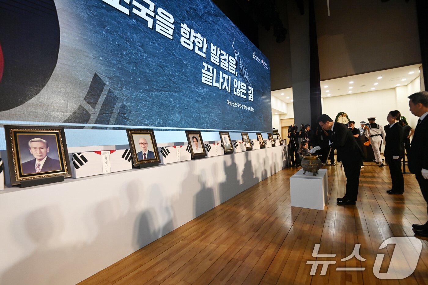 본문 이미지 - 김민석 국무총리가 13일 오전 서울 동작구 현충원 현충관에서 거행된 광복 80년 만에 고국으로 돌아온 미국과 브라질, 캐나다 안장 독립유공자 6명에 대한 유해 봉환식에서 건국훈장을 헌정하고 있다.  2025.8.13/뉴스1 ⓒ News1 청사사진기자단
