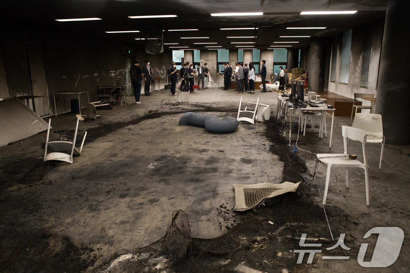 (서울=뉴스1) = 배경훈 과학기술정보통신부 장관이 13일 서울 관악구 서울대학교 유회진학술정보관 실습실을 방문해 배터리 화재 사고 현장을 둘러보고 있다. (과학기술정보통신부 제공 …