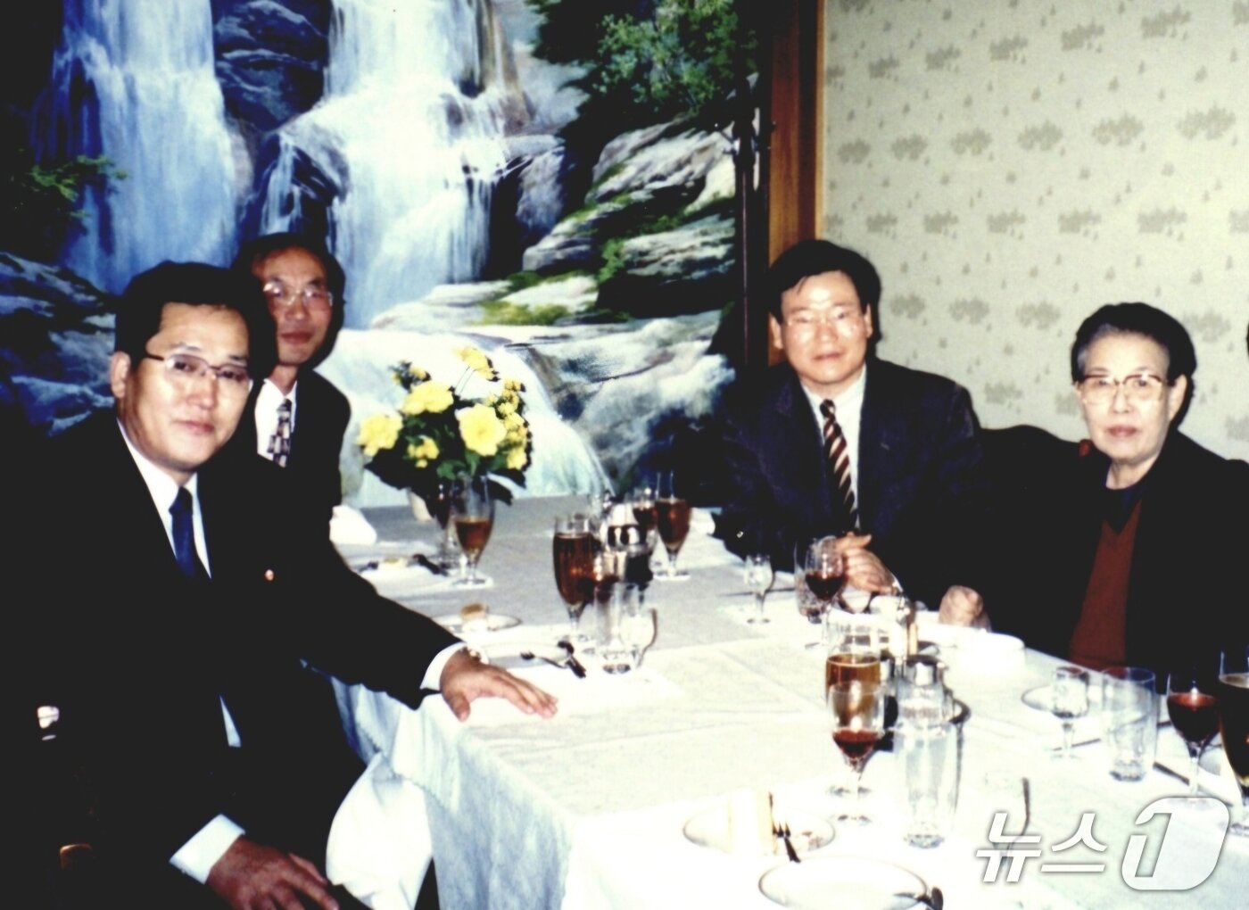 본문 이미지 - 2005년 북한 고려호텔에서 파주∙개성 평화마라톤축전 행사 추진에 합의후 북측 관계자들과 기념사진을 촬영하고 있다.  오른쪽 부터 문명자 파주개성 평화마라톤축전 명예회장/재미기자, 공동대표 문경환 사&#41;민족문화체육연합 이사장,