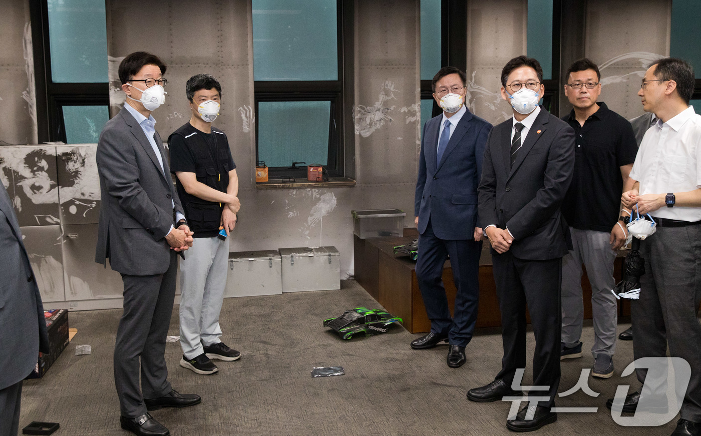 (서울=뉴스1) = 배경훈 과학기술정보통신부 장관이 13일 서울 관악구 서울대학교 유회진학술정보관 실습실을 방문해 배터리 화재 사고 현장을 둘러보고 있다. (과학기술정보통신부 제공 …