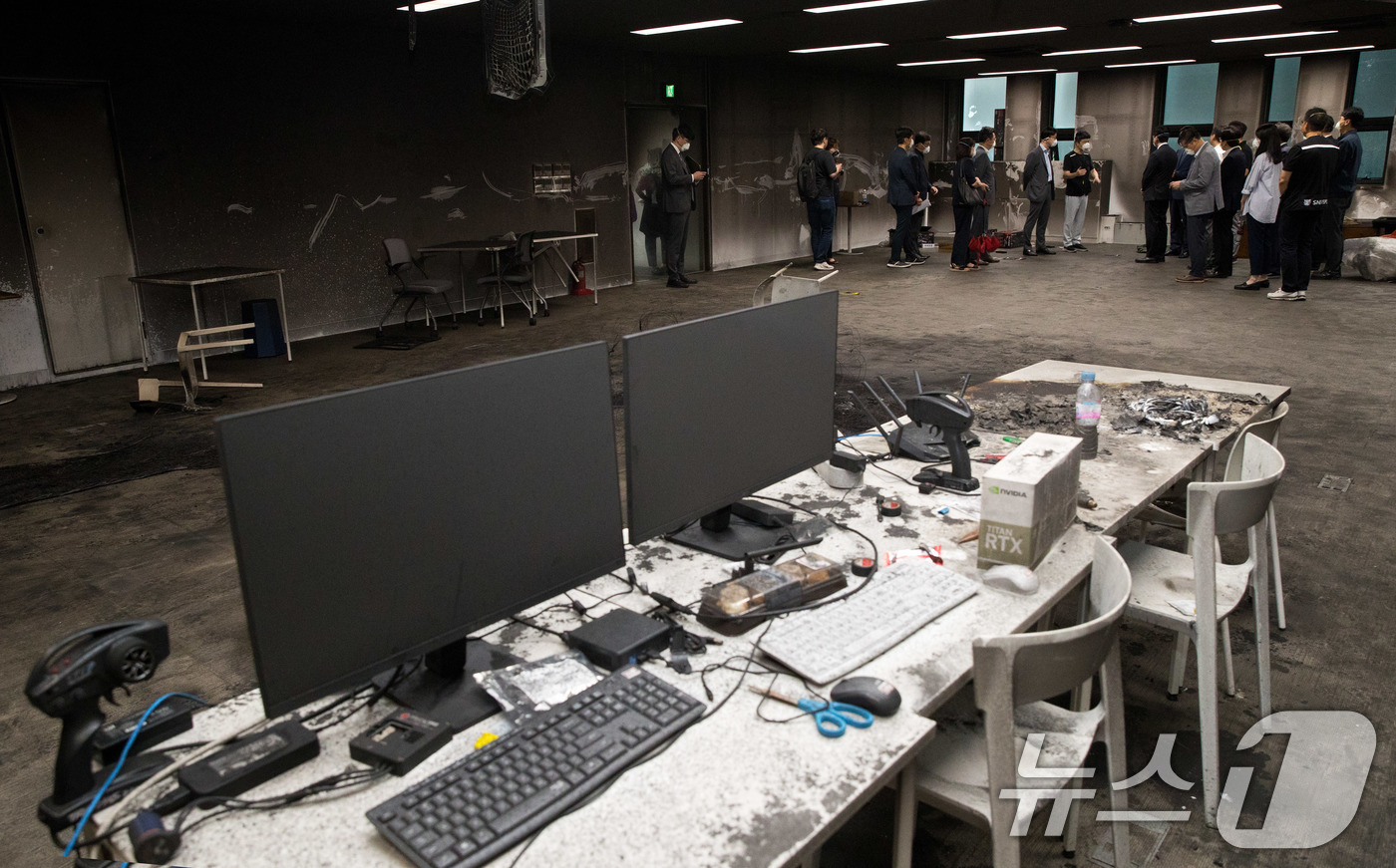 (서울=뉴스1) = 배경훈 과학기술정보통신부 장관이 13일 서울 관악구 서울대학교 유회진학술정보관 실습실을 방문해 배터리 화재 사고 현장을 둘러보고 있다. (과학기술정보통신부 제공 …
