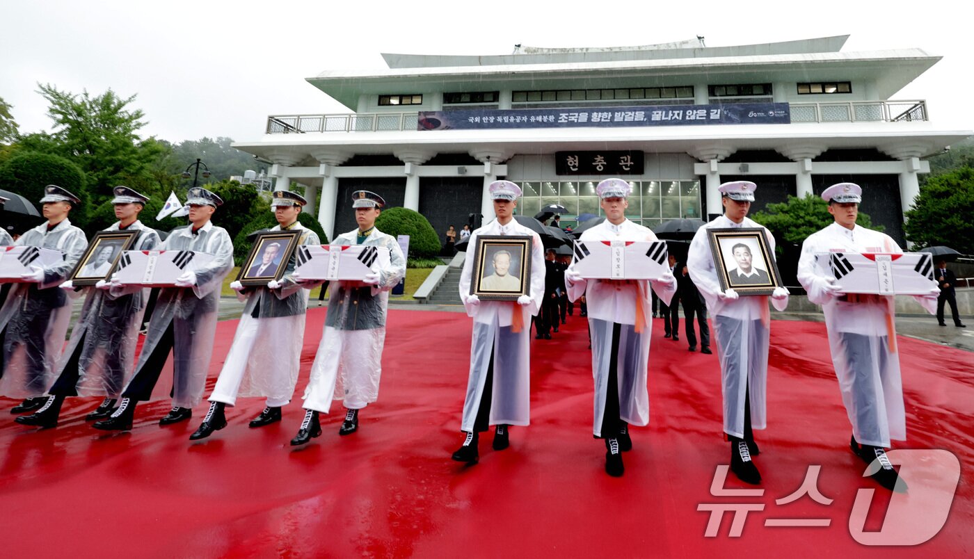 본문 이미지 - 13일 오전 서울 동작구 국립현충원에서 김민석 국무총리가 참석한 가운데 &#39;국외 안장 독립유공자 유해 봉환식&#39; 행사가 열리고 있다. 2025.8.13/뉴스1 ⓒ News1 청사사진기자단