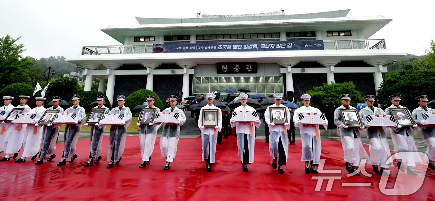 본문 이미지 - 13일 오전 서울 동작구 국립현충원에서 김민석 국무총리가 참석한 가운데 &#39;국외 안장 독립유공자 유해 봉환식&#39; 행사가 열리고 있다. 2025.8.13/뉴스1 ⓒ News1 청사사진기자단