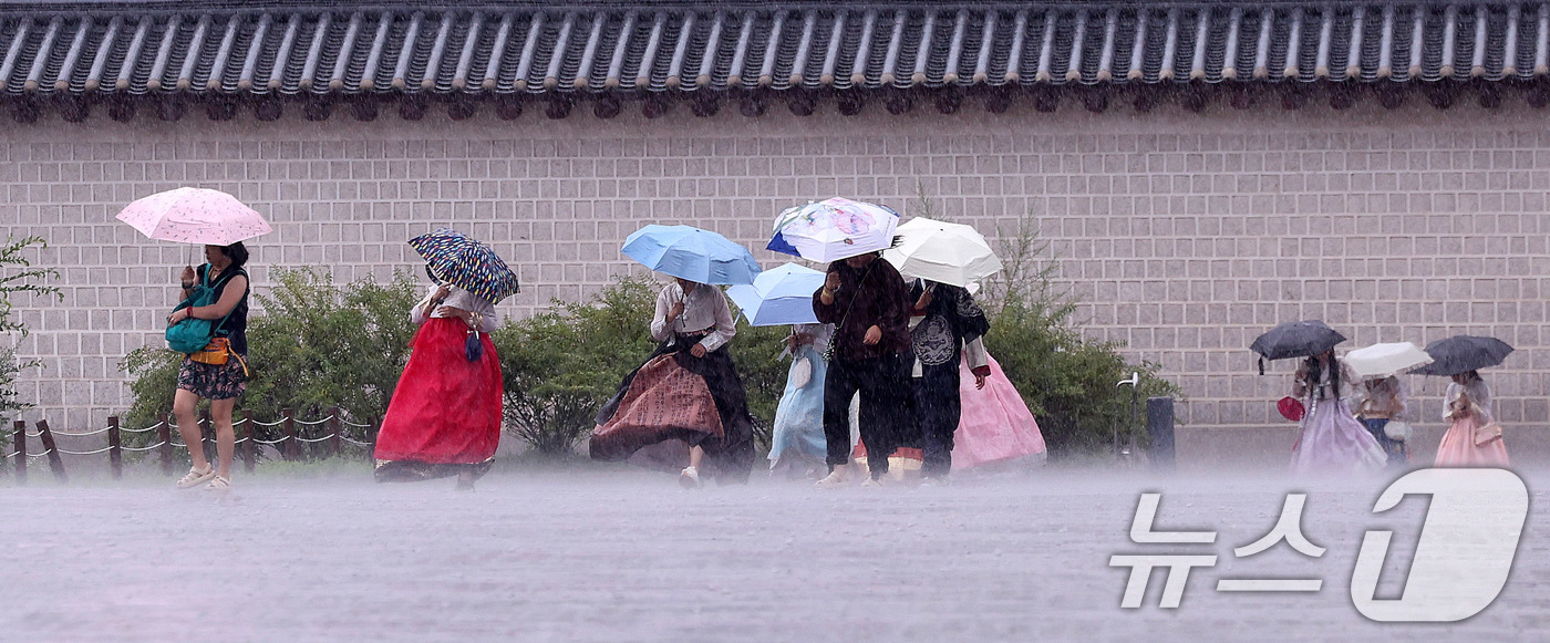 (서울=뉴스1) 박지혜 기자 = 호우특보가 발효된 13일 서울 종로구 국립고궁박물관 인근에서 외국인 관광객들이 우산을 쓴 채 발걸음을 옮기고 있다. 2025.8.13/뉴스1