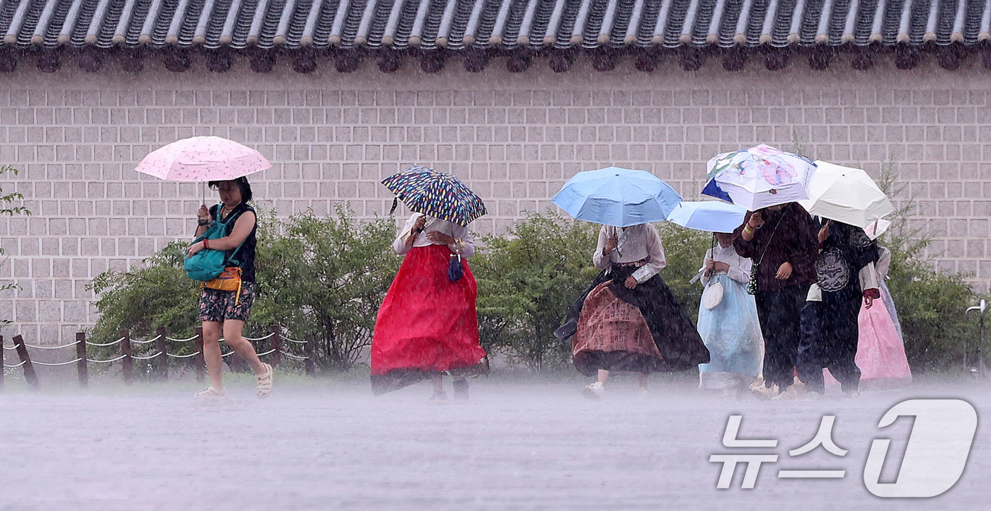 (서울=뉴스1) 박지혜 기자 = 호우특보가 발효된 13일 서울 종로구 국립고궁박물관 인근에서 외국인 관광객들이 우산을 쓴 채 발걸음을 옮기고 있다. 2025.8.13/뉴스1