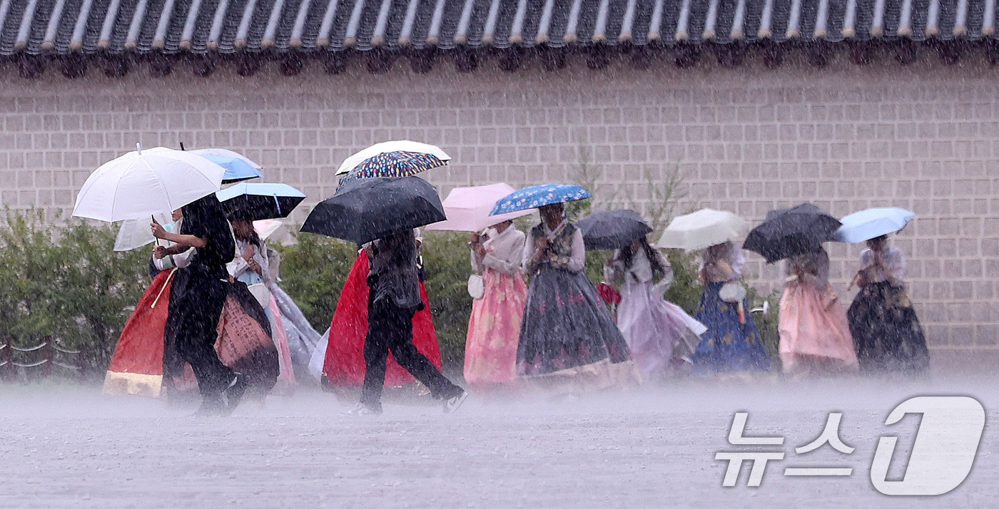 (서울=뉴스1) 박지혜 기자 = 호우특보가 발효된 13일 서울 종로구 국립고궁박물관 인근에서 외국인 관광객들이 우산을 쓴 채 발걸음을 옮기고 있다. 2025.8.13/뉴스1