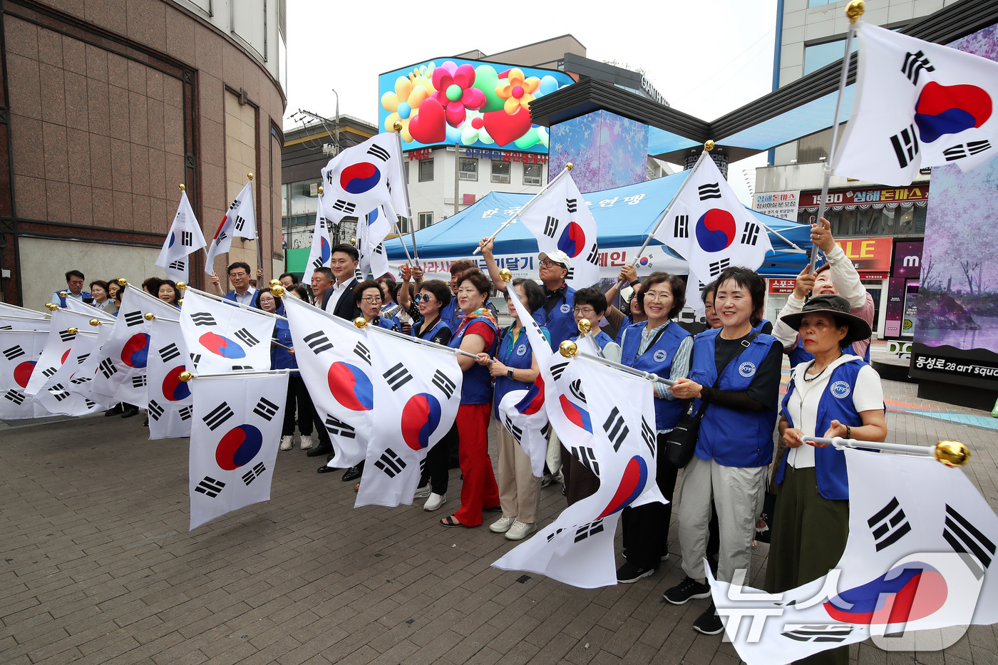 (대구=뉴스1) 공정식 기자 = 80주년 광복절을 이틀 앞둔 13일 오전 대구 중구 동성로에서 한국자유총연맹 중구지회 관계자들이 나라사랑 태극기 달기 캠페인을 벌이고 있다. 202 …