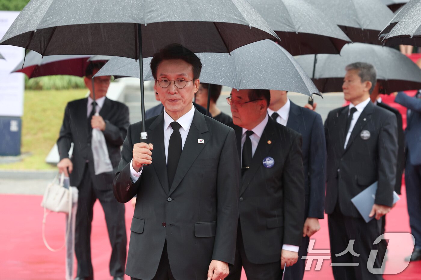 본문 이미지 - 김민석 국무총리가 13일 오전 서울 동작구 국립현충원에서 열린 &#39;국외 안장 독립유공자 유해 봉환식&#39; 행사에서 유해 운구 차량이 이동하는 것을 지켜보고 있다. 2025.8.13/뉴스1 ⓒ News1 청사사진기자단