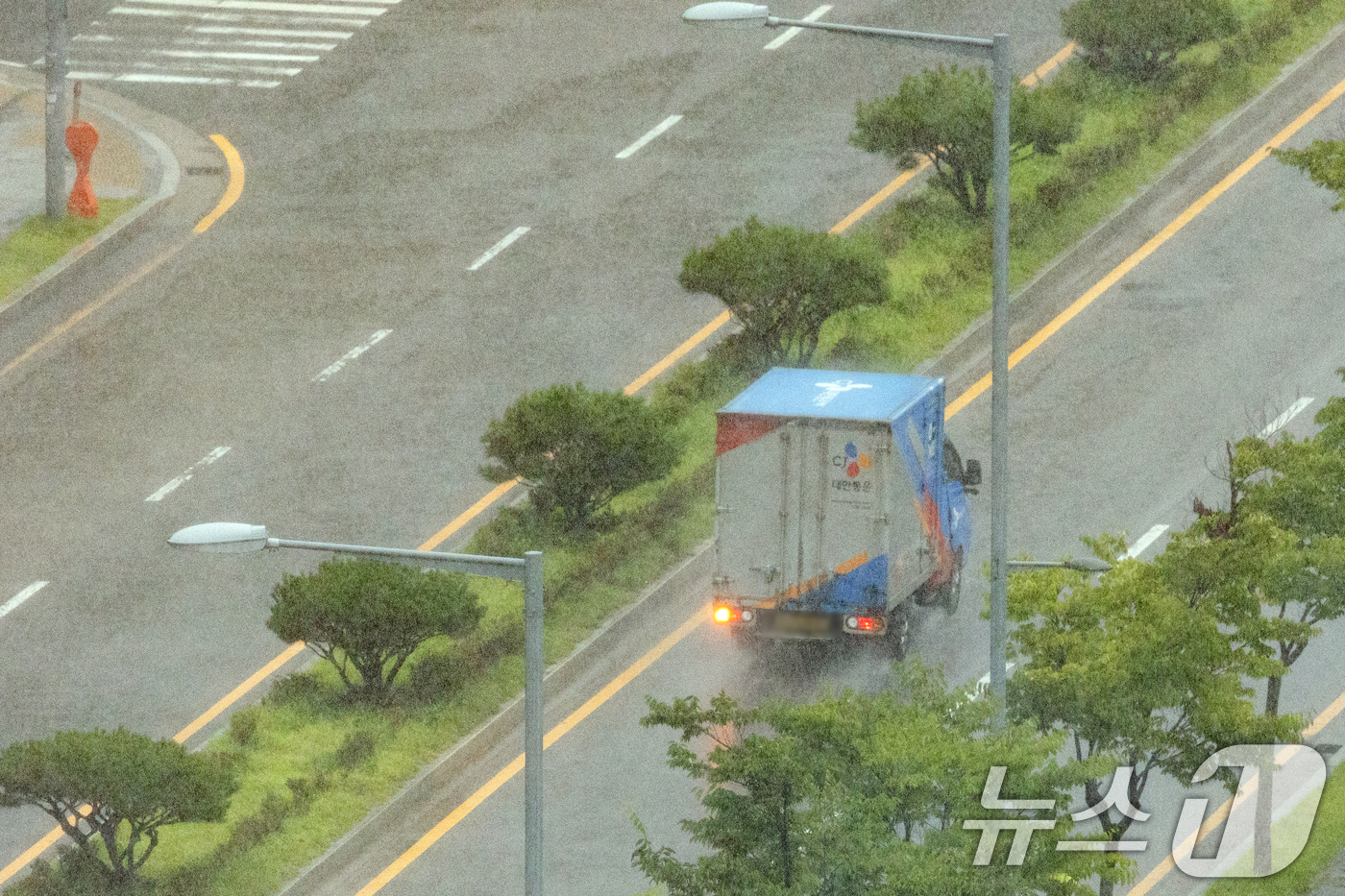 (부천=뉴스1) 이승배 기자 = 택배 없는 날을 하루 앞둔 13일 경기 부천시의 한 택배 물류센터에 앞 도로에 택배 차량이 달리고 있다.주요 택배 업체들은 광복절 전날인 8월14일 …